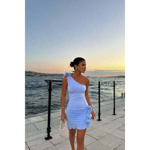 Vestido de noche corto sin tirantes con detalle de rosa azul - Product Image 2