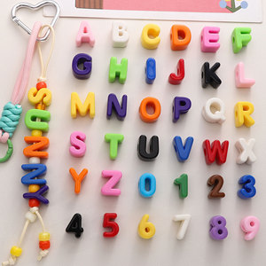 ลูกปัดอะคริลิกรูใหญ่รูปตัวอักษร อุปกรณ์ตกแต่ง DIY พลาสติก จี้ตัวอักษรสำหรับสร้อยข้อมือ สายคล้องโทรศัพท์มือถือ - Product Image 1