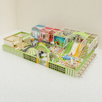 Structure de jeu pour enfants avec piscine à balles, toboggan tubulaire fermé, filet d'escalade et clôture rembourrée, aux couleurs pastel, conforme à la norme ASTM