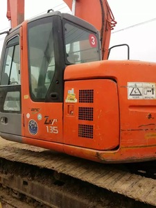 Excavatrice sur chenilles Hitachi EX135 d'occasion, capacité de la benne de 0,65 m³, puissance de 65 kW, équipement de construction - Product Image 6