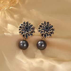 Boucles d'oreilles pendantes en perles de Tahiti de style palais rétro haut de gamme, design floral unique, mode de niche accessible pour femmes - Product Image 4