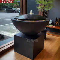 Fontaine à eau sculptée en granit à effet ondulé sur mesure, bassin en pierre à recirculation d'eau avec éclairage LED pour la cour de villa et l'aménagement paysager