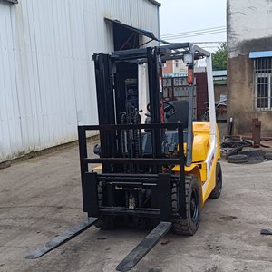 Envío Gratis, Montacargas Diésel TCM 2.5T Usado, Montacargas TCM de 2.5 Toneladas con Desplazador Lateral para Uso en Contenedores - Product Image 2