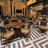 Ensemble de table et de chaises de restaurant commercial JEILI avec tables en bois et chaises en rotin rembourrées pour les projets de café