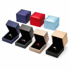 Boîte à bijoux artisanale en cuir PU à charnière, avec insert en velours et estampage à chaud, logo personnalisé, fournie directement par l'usine - Product Image 3