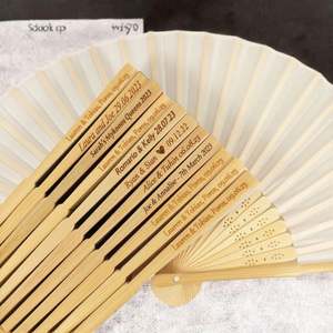 Éventail de mariage chinois traditionnel personnalisable, en bambou sculpté, pliable et portable, disponible en plusieurs couleurs, motif amour - Product Image 3
