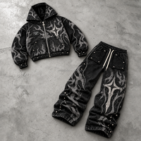 Ensemble personnalisé pour homme : sweat à capuche noir délavé avec fermeture éclair et pantalon cargo large avec imprimé tourbillon abstrait et garniture à clous OEM ODM