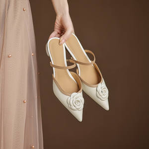 Sandalias de verano estilo francés con peonías, minimalistas, de tacón bajo y punta en pico. - Product Image 3