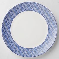 Service de table 16 pièces en porcelaine fine (New Bone China) avec assiettes et bols, décor en relief sous glaçure, pour marque privée, de la Manufacture de Céramique