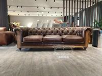 Canapé Chesterfield vintage en cuir véritable marron capitonné 3 places avec accoudoirs roulés pour hôtels, salons, bureaux et villas