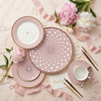 Service de table en céramique de luxe avec bordure dorée, motif géométrique cygne rose et violet, assiettes en porcelaine fine personnalisées, tasses à thé et soucoupes