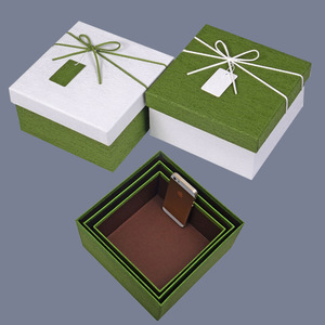 Caja de Regalo Cuadrada Minimalista Autoarmable de Cartón Ecológico con Cinta y Lazo, Hecha con Materiales Reciclados, para Regalos de Ropa - Product Image 6