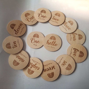 Marqueur de jalon mensuel pour bébé avec personnalisation en bois gravé marqueurs mensuels pour cadeau de <span class=keywords><strong>naissance</strong></span> et annonce de <span class=keywords><strong>naissance</strong></span> - Product Image 2