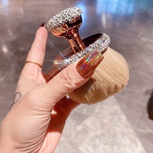 Brocha Autobronceadora con Diamantes de Imitación, Brocha para Polvo de Uñas, Brochas de Maquillaje de Cabeza Ancha para un Maquillaje Impecable de Rostro y Piernas - Product Image 3