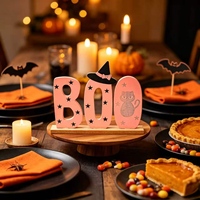 Décoration d'Halloween en bois : Panneau BOO avec lettres roses, chapeau de sorcière et chat, centre de table pour fête champêtre et décoration intérieure