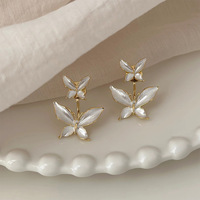 Femmes crème blanc perlé émail fleur coeur forme boucles d'oreilles diamant incrusté bijoux de mode en vrac en gros papillon