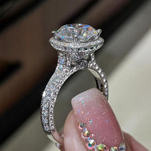 T0103 Anello da Donna in Oro Bianco con Diamante Taglio Ovale Naturale Colore D Anello di Fidanzamento con Pietre Laterali - Product Image 6