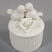 Petit gâteau de mariage blanc fait à la main dans un pot avec un motif de fleurs et d'oiseaux, boîte à bijoux ronde pour le rangement