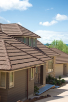 Tuiles de toiture métalliques modernes anti-UV revêtues de pierre colorée, durables, résistantes aux intempéries, imperméables, ignifuges et coupe-vent pour les temples et les parcs