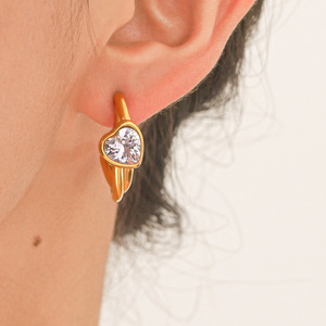 Pendientes delicados con circonita cúbica en forma de corazón, de acero inoxidable pulido antideslustre, accesorios diarios para las orejas para damas. - Product Image 1