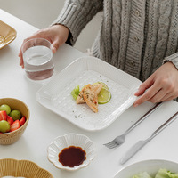 Service de table de luxe en porcelaine en forme de fleur avec assiettes et tasses à motif floral, emballage en vrac de qualité alimentaire pour commandes personnalisées de mariage