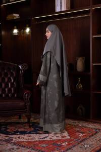 Conjunto de Abaya Súper Suave y Lujoso de Harmonious Light's Embrace con Puños Aptos para Wudhu para Familias Sarimbit - Product Image 3