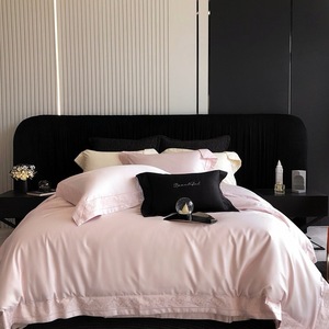 Parure de lit quatre pièces en coton longues fibres rose <span class=keywords><strong>clair</strong></span> de luxe, avec housse de couette, taie d'oreiller brodée et draps de couleur unie, ODM/OEM - Product Image 1