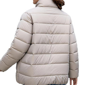 Veste matelassée minimaliste pour femmes, col montant neutre en polyester avec une précision allemande et une silhouette chaude et élégante - Product Image 2
