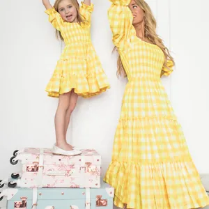 2022 새로운 엄마와 나 일치하는 드레스 여름 자리 도매 격자 무늬 드레스 퍼프 슬리브 공주 드레스 일치하는 가족 옷