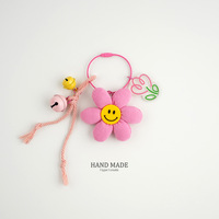 Gantungan Kunci Bunga Smiley Buatan Tangan Aksesoris Lonceng Rumbai Lucu untuk Tas & Kunci