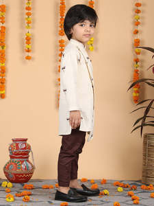 Ensemble Kurta en coton crème pour garçons avec imprimé libellule, Kurta ethnique à manches longues et pyjama marron, tenue traditionnelle festive pour enfants - Product Image 4