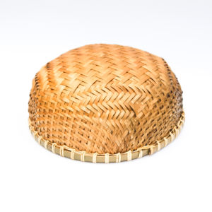 Cesta redonda de bambú hecha a mano con bordes curvos - Bambú de primera calidad con acabado pulido - Product Image 4