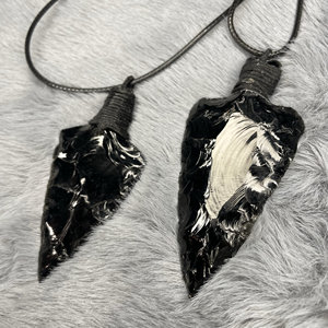 Venta al por mayor de colgantes de obsidiana tallada a mano en forma de flecha, estilo boho, cristal para atracción de riqueza, piedra decorativa tallada, piedra en bruto. - Product Image 2