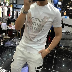 T-shirt da <span class=keywords><strong>Uomo</strong></span> di Qualità in Cotone Mercerizzato con Motivo a V e Strass Novità 2023 Stile Street Fashion a Maniche Corte Abbigliamento Maschile - Product Image 4