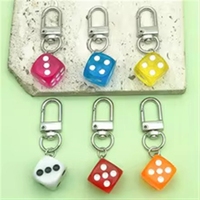 Vente en gros usine : Porte-clés ours dés mignon en résine, tendance, mini jouet anti-stress, pendentif de sac et anneau de clés pour décoration de sac à dos et cadeau