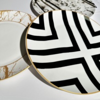 Assiettes de luxe en céramique noire et or, motif ciel étoilé marbré géométrique, assiettes de présentation en porcelaine pour la décoration de table de fête