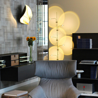 Lampe sur pied moderne à LED en métal blanc à 5 lumières réglables pour salon et chambre à coucher