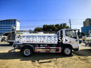 Precio bajo Pequeño 5,000L diesel FAW 4*2 RHD Camión <span class=keywords><strong>cisterna</strong></span> <span class=keywords><strong>de</strong></span> <span class=keywords><strong>agua</strong></span> <span class=keywords><strong>de</strong></span> acero al carbono <span class=keywords><strong>para</strong></span> la venta Camión <span class=keywords><strong>cisterna</strong></span> <span class=keywords><strong>de</strong></span> vehículo <span class=keywords><strong>de</strong></span> <span class=keywords><strong>agua</strong></span> portátil - Product Image 5