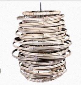 Combina la tejeduría de ratán natural y una estructura metálica robusta, creando una obra maestra artística moderna ideal para realzar el espacio. - Product Image 2