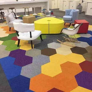 Ubin karpet dukungan Pvc nilon polos Modular kualitas tinggi ubin karpet taman kanak-kanak lantai segi enam polos pola Modern