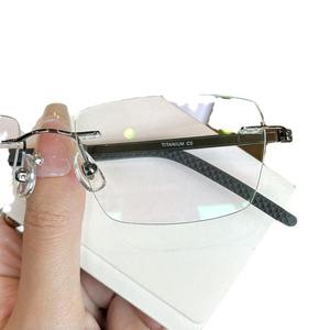 Monturas de gafas sin montura Danyang para hombre, cuadradas, de titanio puro 6075, con lentes de plástico antideslizantes, estilo ejecutivo. - Product Image 3