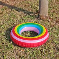 Bouées gonflables en PVC à motifs arc-en-ciel personnalisées pour les fêtes de piscine en famille estivales, garantissant la sécurité des enfants