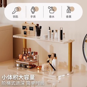 Étagère de rangement cosmétique en acrylique à 2 niveaux, organisateur de bureau pour maquillage et parfum, étagère transparente avec pieds dorés - Product Image 2
