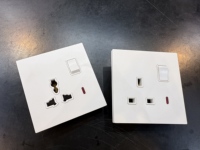 Oferta: Nuevo Panel de PC con Enchufe de 13A, Interruptores y Tomas de Corriente, Proveedor Eléctrico para Hogar y Hotel