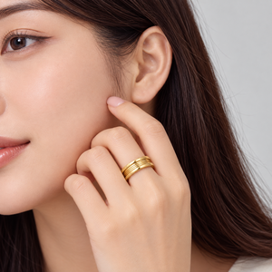 Anillo de acero inoxidable con círculos superpuestos y chapado al vacío en oro de 14K - Product Image 5