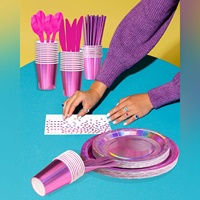 Ensemble de vaisselle de fête universel en papier rouge rose vibrant pour les fêtes d'anniversaire sur le thème des sirènes et des discothèques