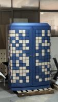 Armoire à vin contemporaine à motif damier bleu avec étagères en verre, porte-bouteilles et rangement à tiroirs