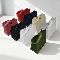 Mini sac en papier avec logo personnalisé en feuille d'or, sac de luxe avec petite poignée en ruban, vente en gros, emballage haut de gamme pour bijoux