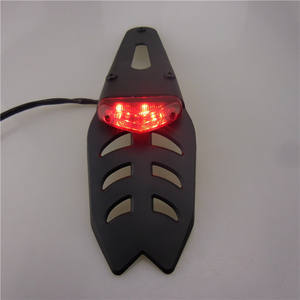 Feu arrière LED pour moto, feu de freinage et de positionnement triangulaire LED perforé pour garde-boue arrière de moto - Product Image 4