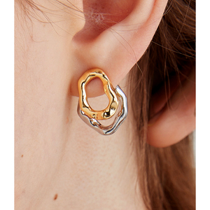 Pendientes de Aro con Diseño de Círculo Martillado de Doble Capa y Dos Tonos, Pendientes Irregulares de Color Contrastante, Joyería Minimalista y Elegante - Product Image 1